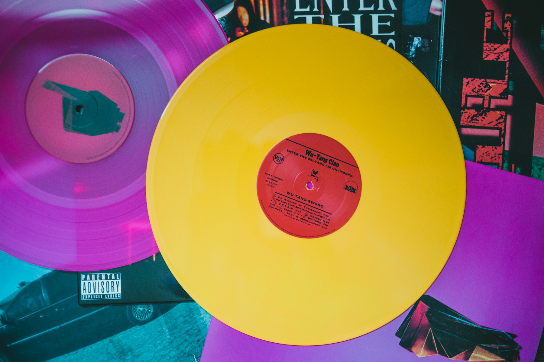 Farb-Vinyl-Schallplatten zwischen Albumcovern – Sammler-Material.