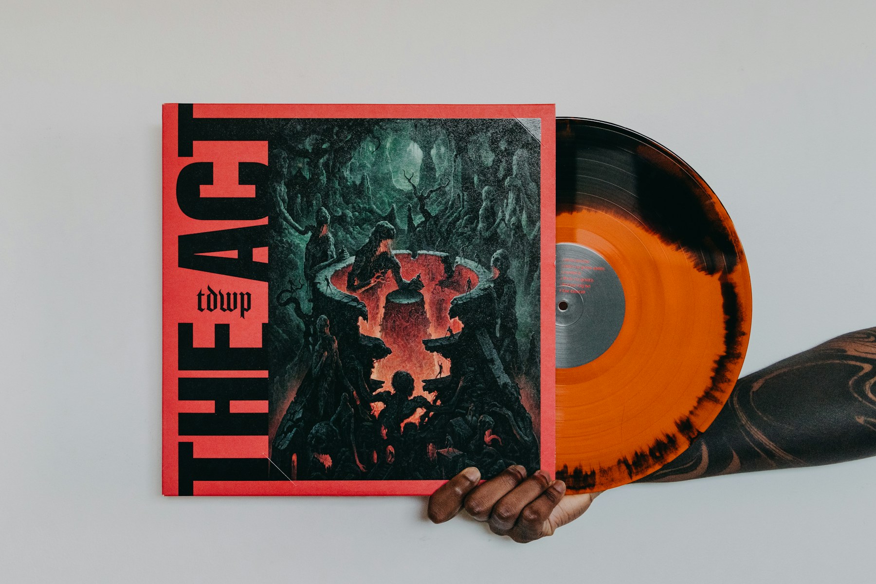 Schallplatte mit grafischem Cover wird in Sammlerhand gehalten — Vinyl Ankauf in Gütersloh.